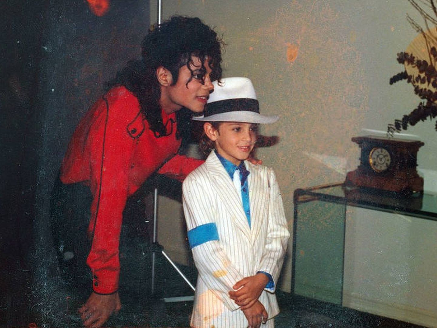 Imagen de 'Leaving Neverland' que muestra a Michael Jackson en casa del niño Wade Robson. (EFE)