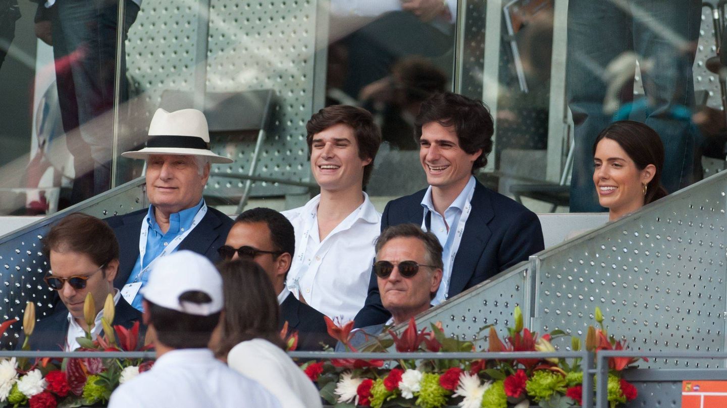 El duque de Alba junto a sus hijos y Sofía Palazuelo en el Open de Tenis de Madrid. (Getty)