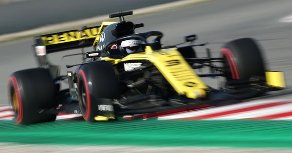 Foto: Ricciardo al volante del RS19 en Montmeló. (Reuters)