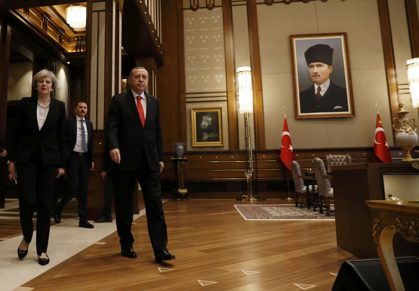Erdogan y la primera ministra británica Theresa May tras una reunión en el Palacio Presidencial, en Ankara (Reuters).