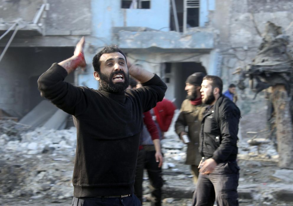 Foto: Un hombre se lamenta tras un bombardeo del régimen sirio en la ciudad de Alepo (Reuters).