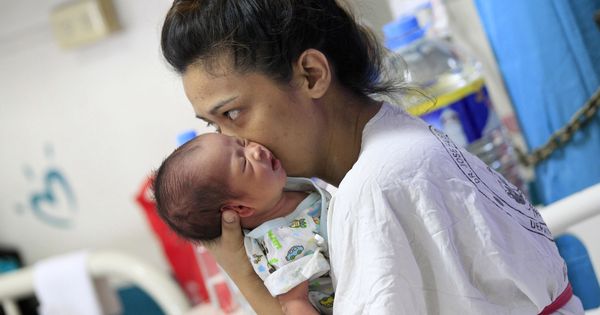 Foto: El bebé fue adquiriendo rasgos asiáticos según trascurrían los días (Reuters/Romeo Ranoco)
