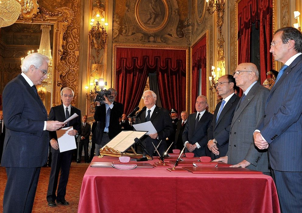 Foto: Sergio Mattarella, durante su juramento como juez del Tribunal Constitucional, ante Napolitano (Wikimedia)