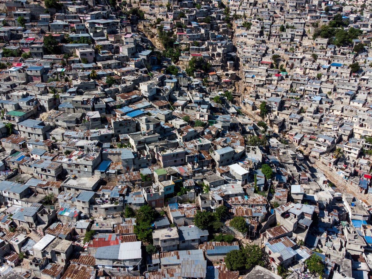 Foto:  Vista aérea de las miles de casas del barrio Jalousie en Puerto Príncipe (Haití). (EFE/Orlando Barría)