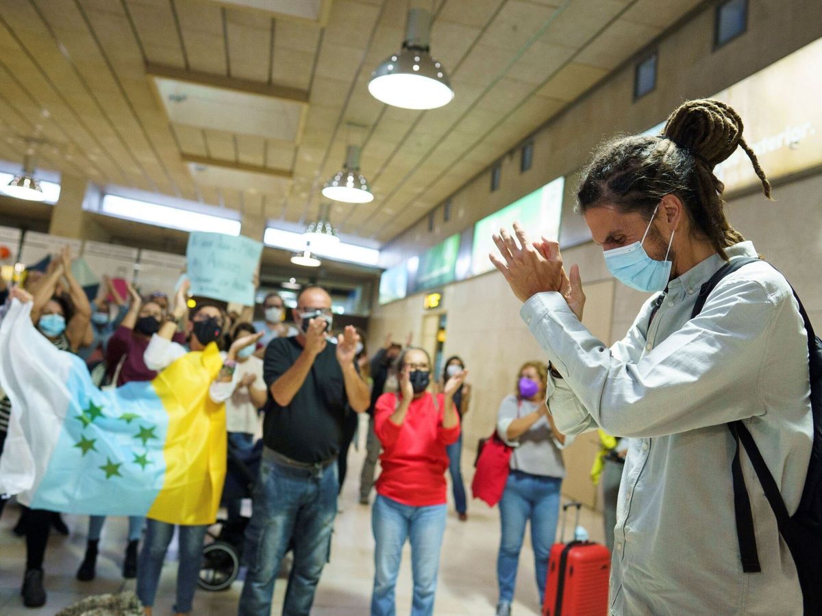 Foto: El diputado de Unidas Podemos, Alberto Rodríguez, es recibido a su llegada al aeropuerto Tenerife Norte. (EFE)