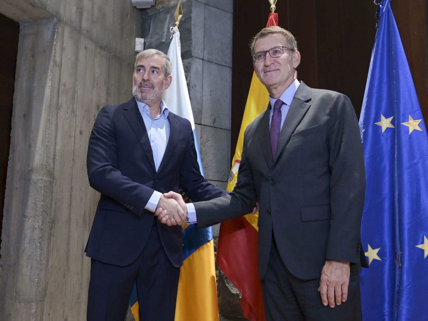 El presidente del Gobierno de Canarias, Fernando Clavijo, recibe al líder del PP, Alberto Núñez Feijóo. (EFE/Miguel Barreto) 