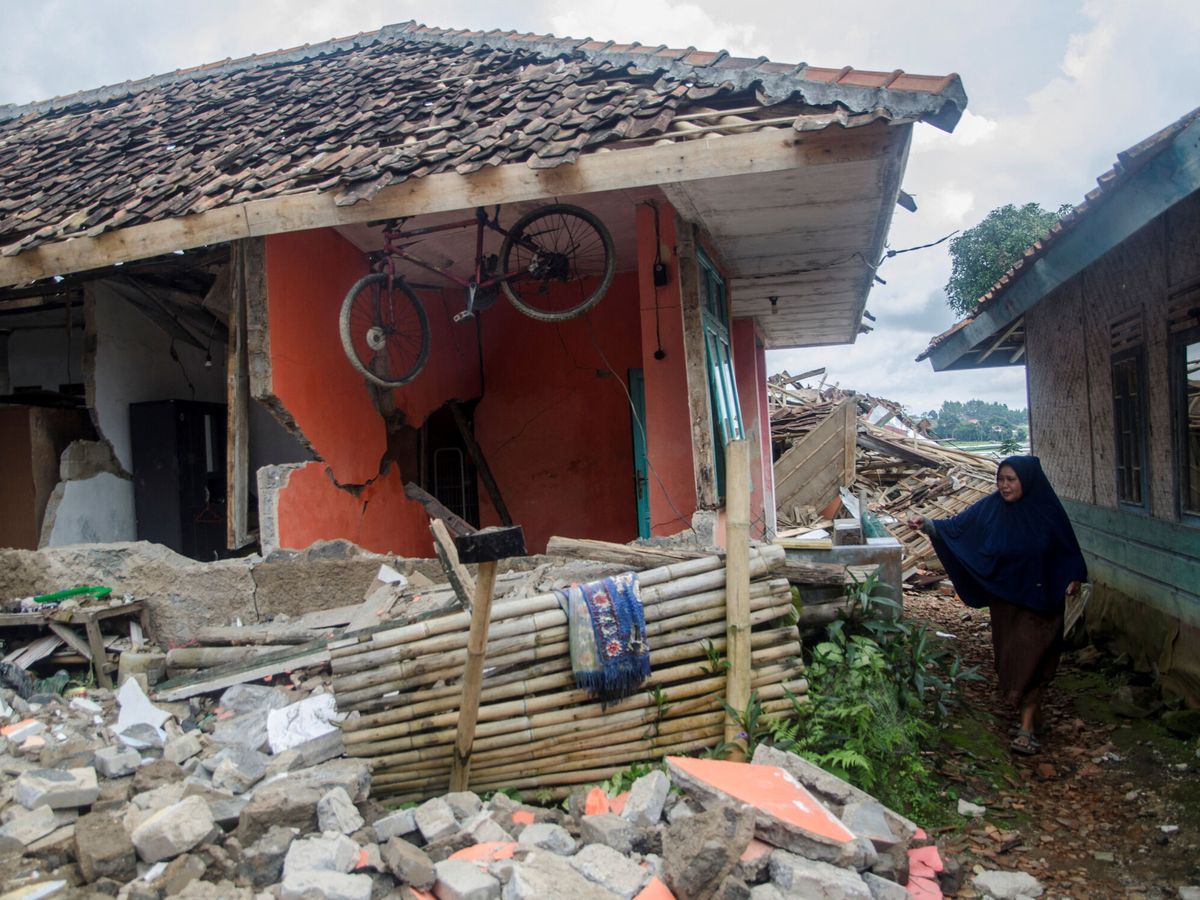 Foto: Una casa derribada tras el último terremoto que sufrió la zona en noviembre de 2022. (Reuters/Novrian Arbi)