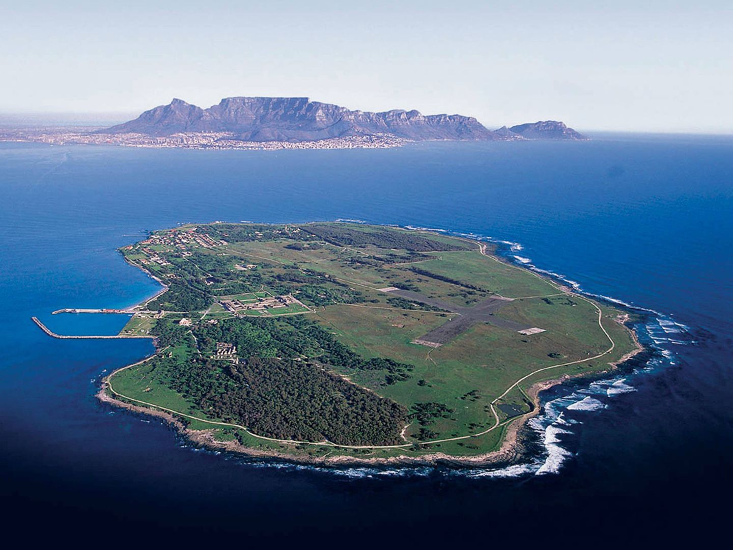 La isla de Robben a vista de pájaro. Y al fondo, la Table Mountain.