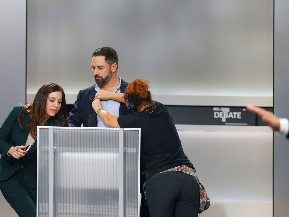 Foto: El líder de Vox, Santiago Abascal, momentos antes de empezar el debate. (Reuters)