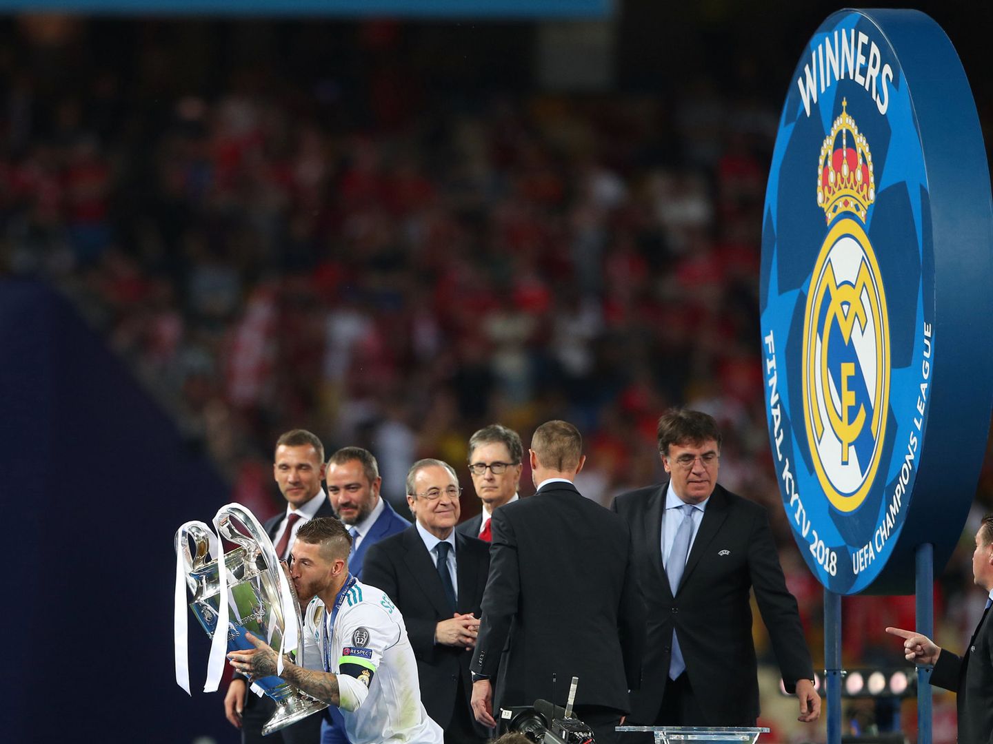 Sergio Ramos besa el trofeo de la Champions. Detras, Florentino Pérez, con las manos cruzadas. (EFE)