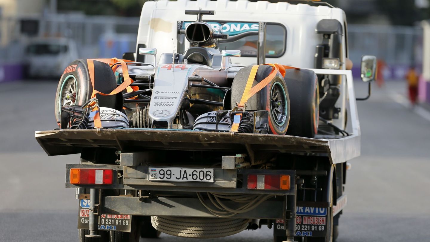 Así acabó el coche de Hamilton el año pasado en Bakú: recogido por la grúa. (EFE)