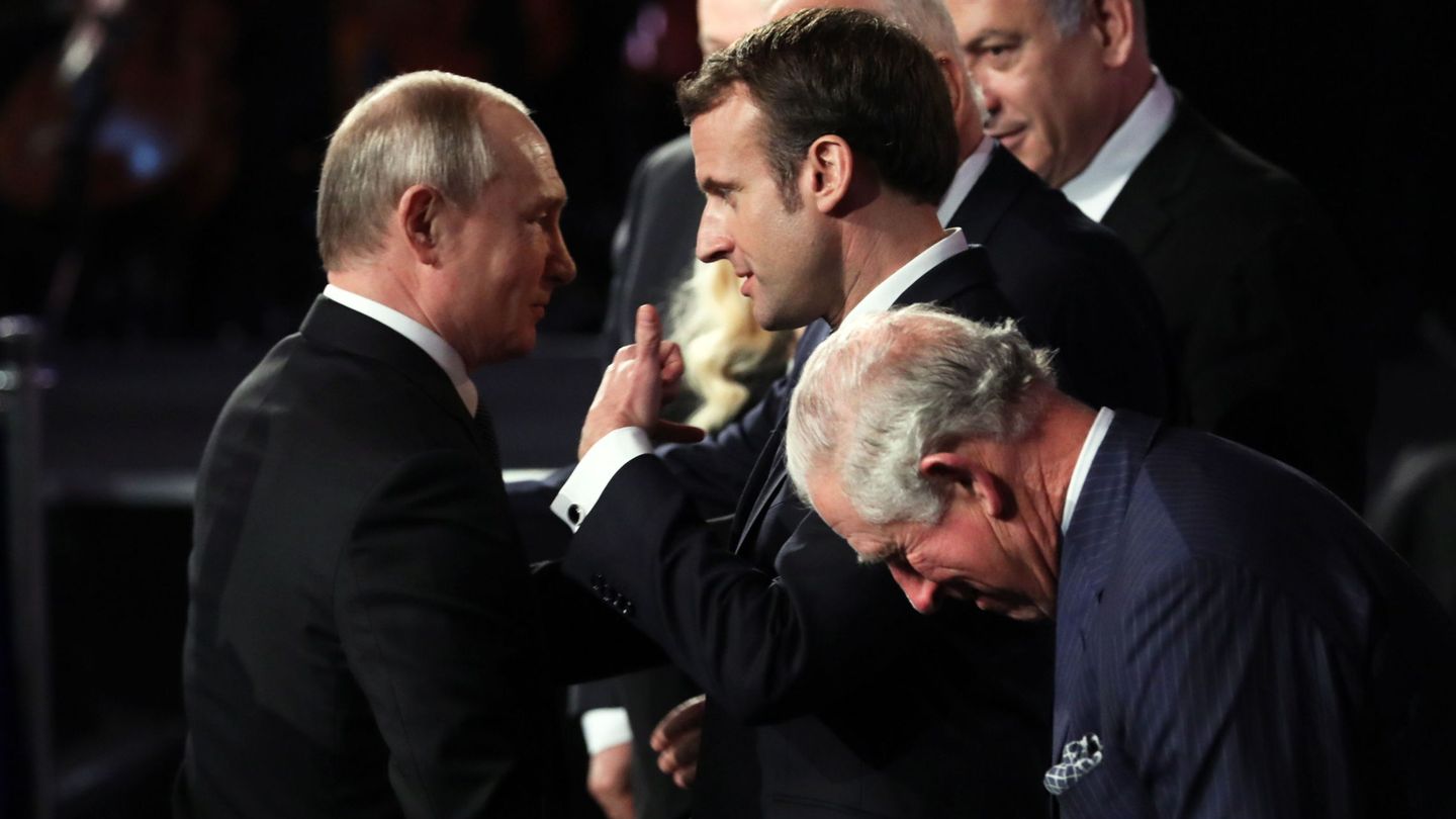 Emmanuel Macron, presidente francés, charla con Vladímir Putin, presidente ruso. (Reuters)