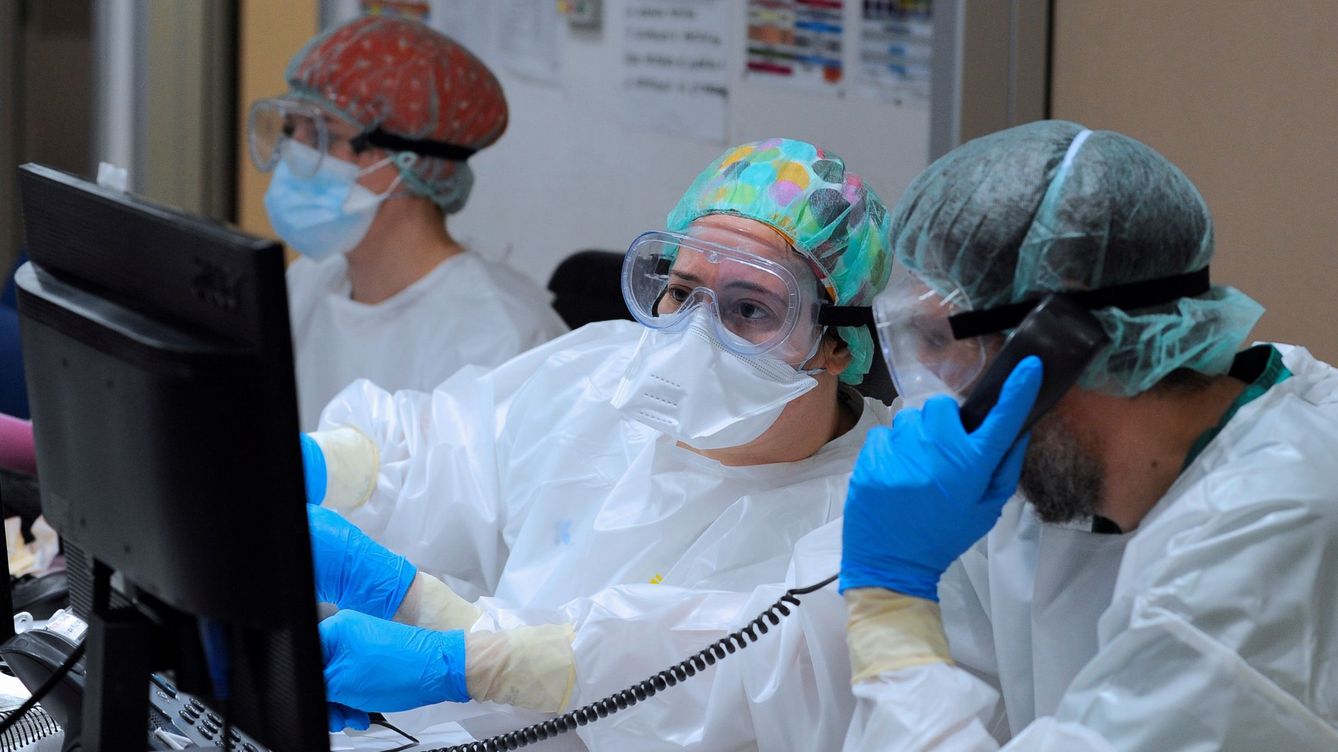Foto: Médicos de urgencias en un hospital español. (EFE/Nacho Gallego)