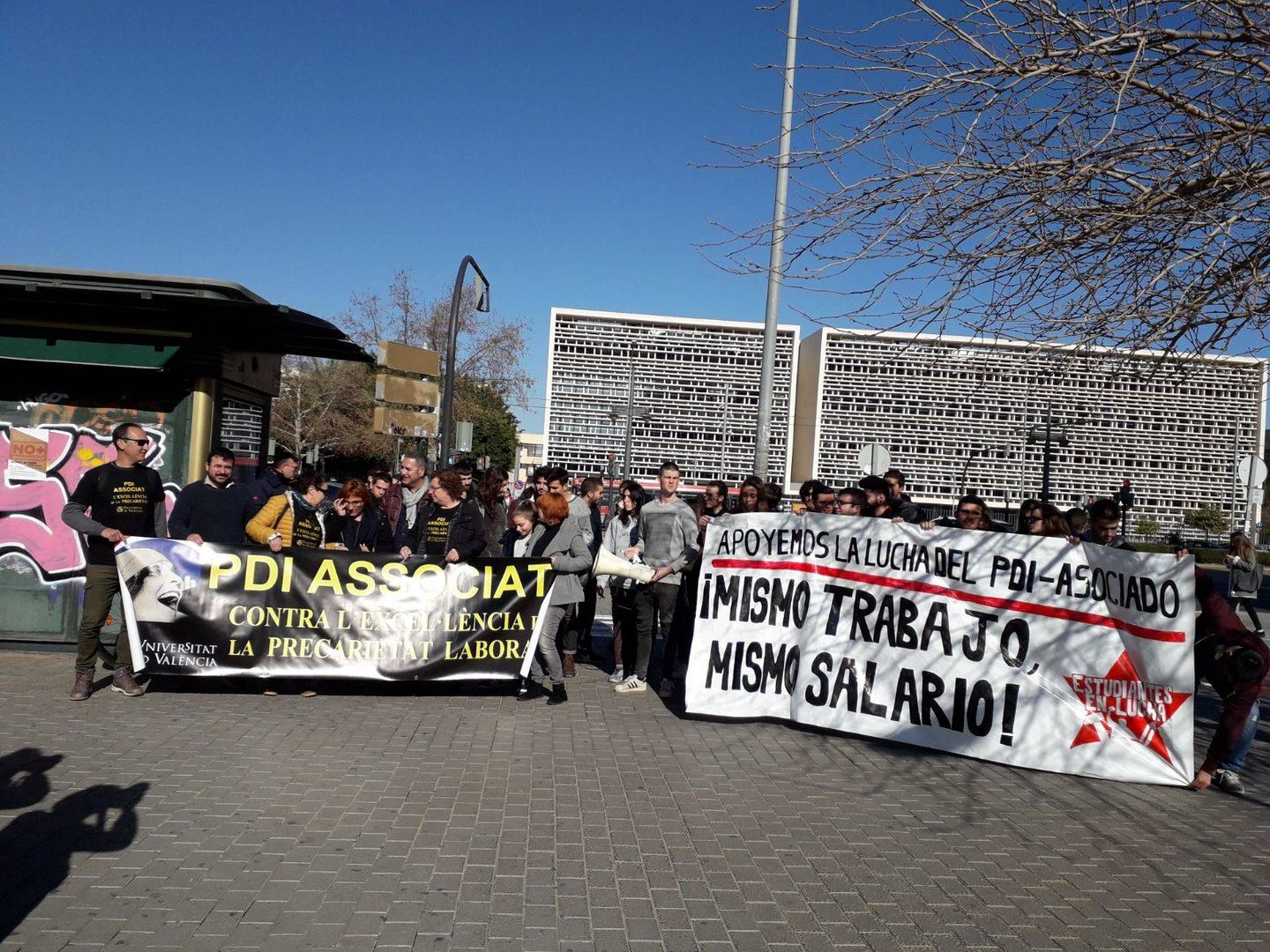 Los profesores de la Universidad de Valencia en huelga, durante una de sus protestas.