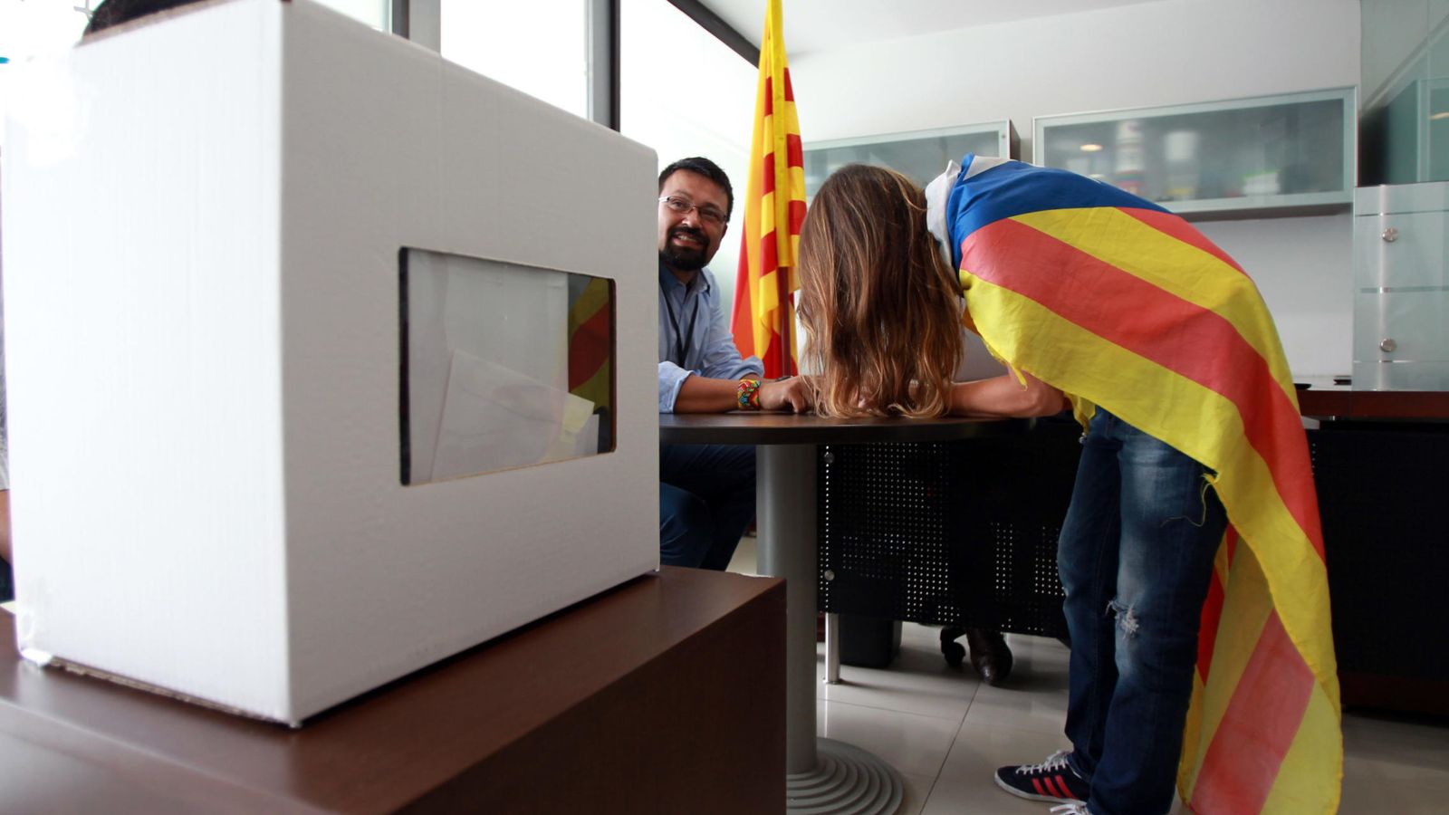 Foto: Una catalana vota en la consulta catalana celebrada el 9 de noviembre de 2014. (Efe)