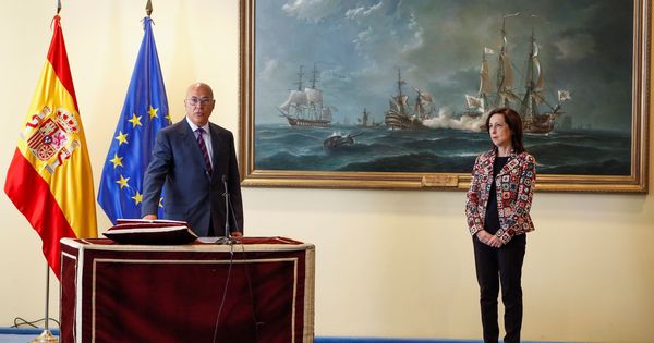 Foto: Toma de posesión de Ángel Olivares como secretario de Estado de Defensa, junto a la ministra Margarita Robles. (EFE)