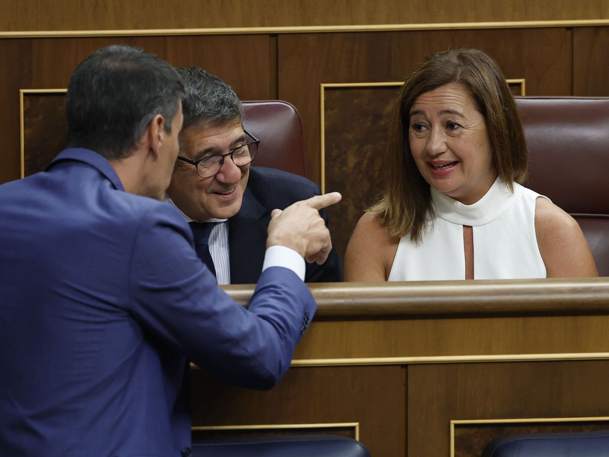 Foto: Francina Armengol bromea con Pedro Sánchez y Patxi López, en el Congreso, antes de ser elegida presidenta. (EFE / Chema Moya)