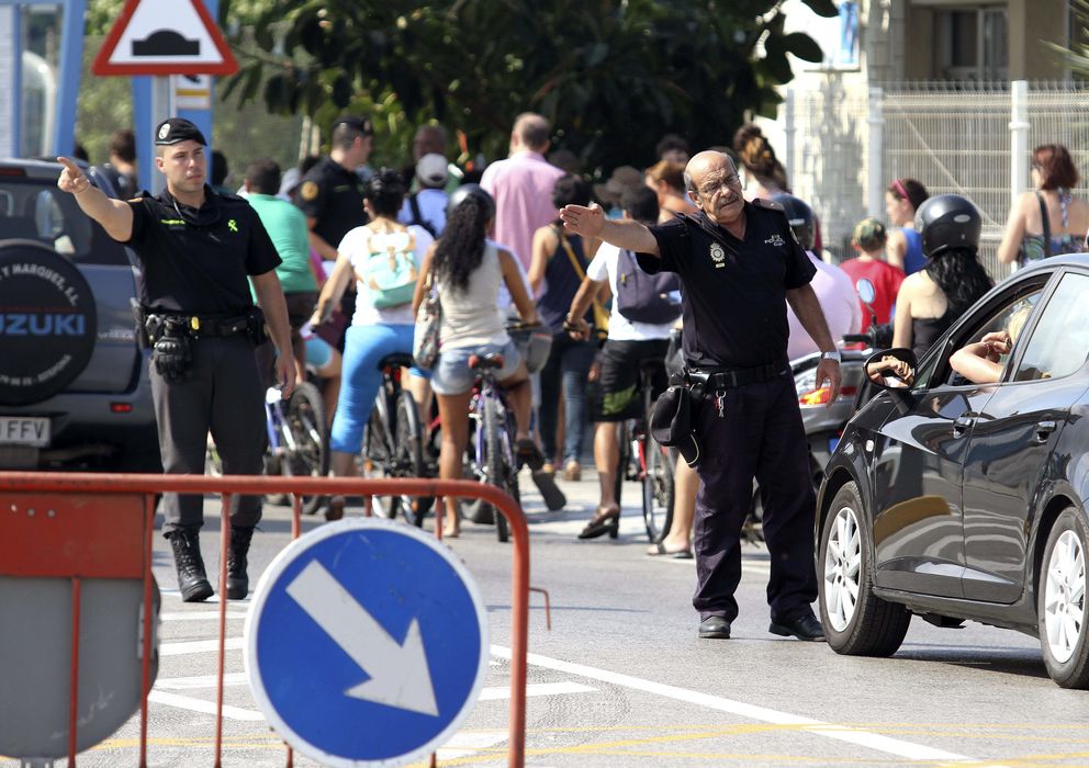 Foto: Un policia y un guardia civil dirigen el tráfico en la entrada a Gibraltar. (EFE)