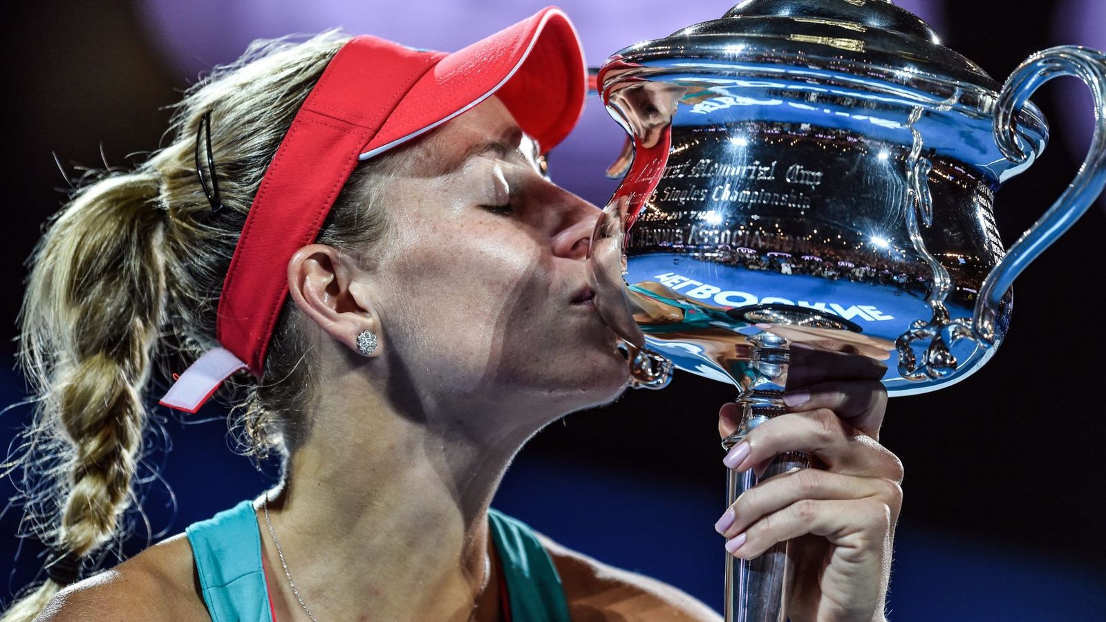 Foto: Angelique Kerber besa el título ganado en el Open de Australia (EFE)