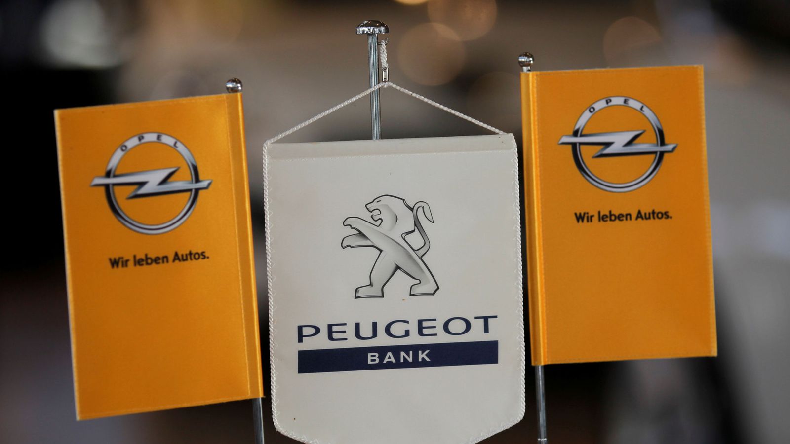 Foto: Logos de Opel y Peugeot. (Reuters)