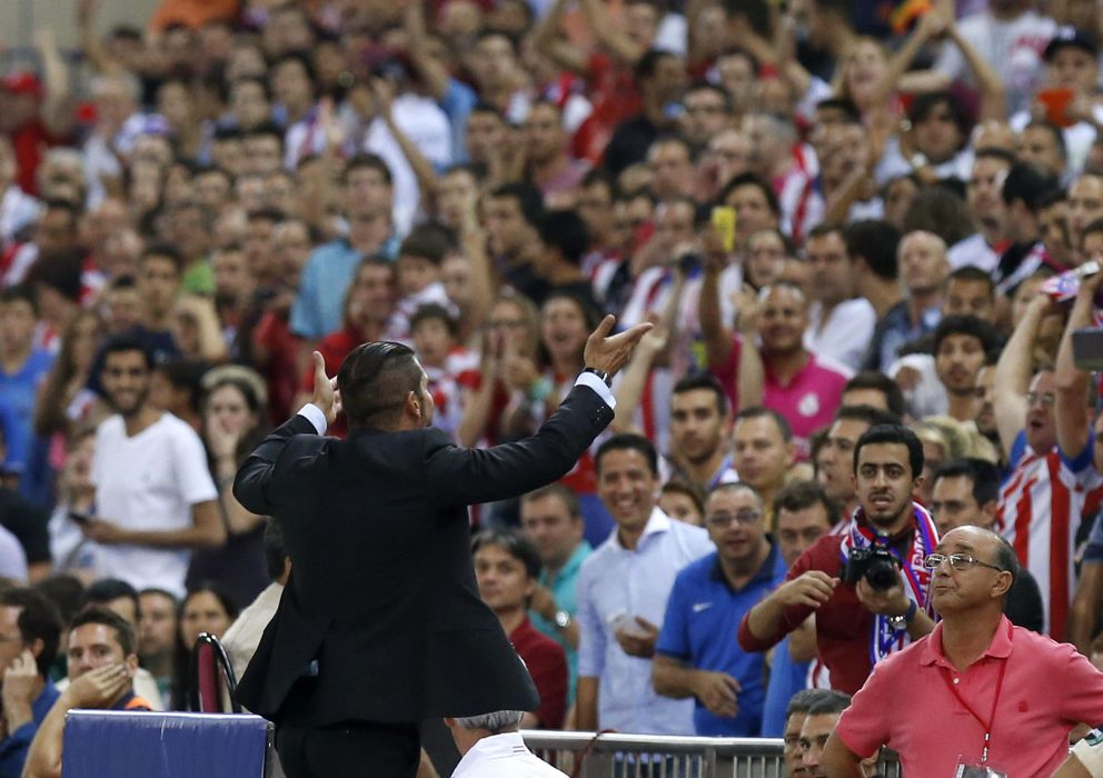 Foto: Simeone encendió a la grada del Calderón tras ser expulsado en la vuelta de la Supercopa (EFE)