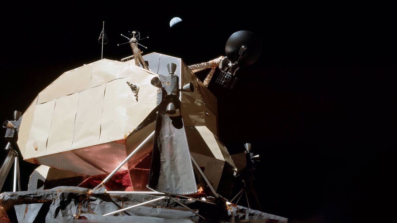 Foto: Una imagen del módulo lunar de la última misión del programa Apolo con la Tierra de fondo. (NASA)