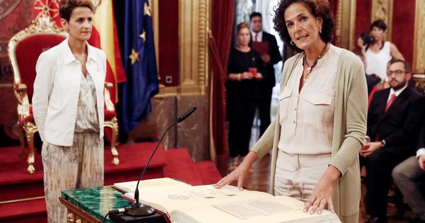 Foto: La presidenta del Gobierno de Navarra, María Chivite (i), durante la toma de posesión de Itziar Gómez (Geroa Bai) como consejera de Desarrollo Rural y Medio Ambiente. (EFE)