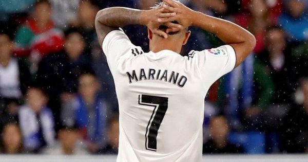 Foto: Mariano se lleva las manos a la cabeza durante un partido con el Real Madrid. (Efe)
