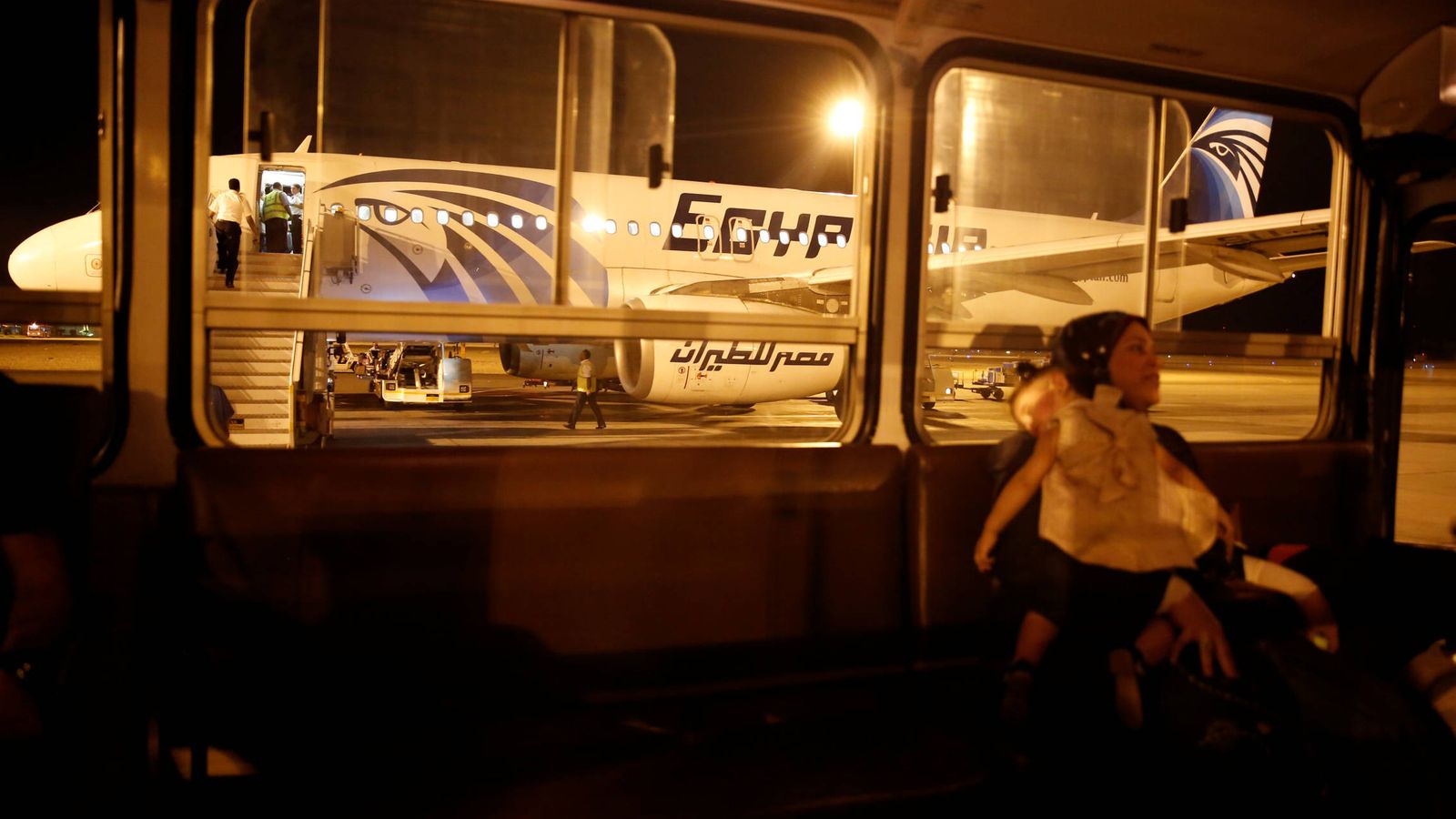 Foto: Una pasajera y su hija tras su llegada en un avión de EgyptAir al aeropuerto internacional del Cairo, el 19 de mayo de 2016 (Reuters).