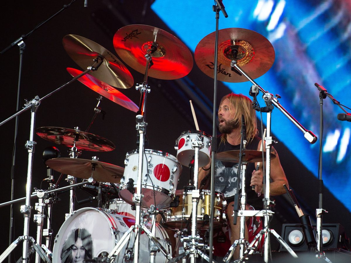 Foto: Taylor Hawkins, tocando la batería durante un concierto. (EFE/Timm Schamberger)