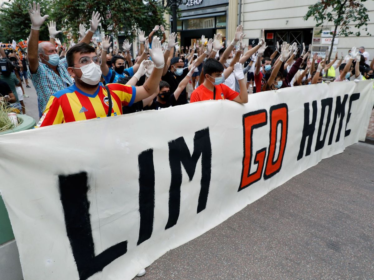 Foto: La afición del Valencia protesta a causa de la nefasta gestión del propietario asiático. (EFE)