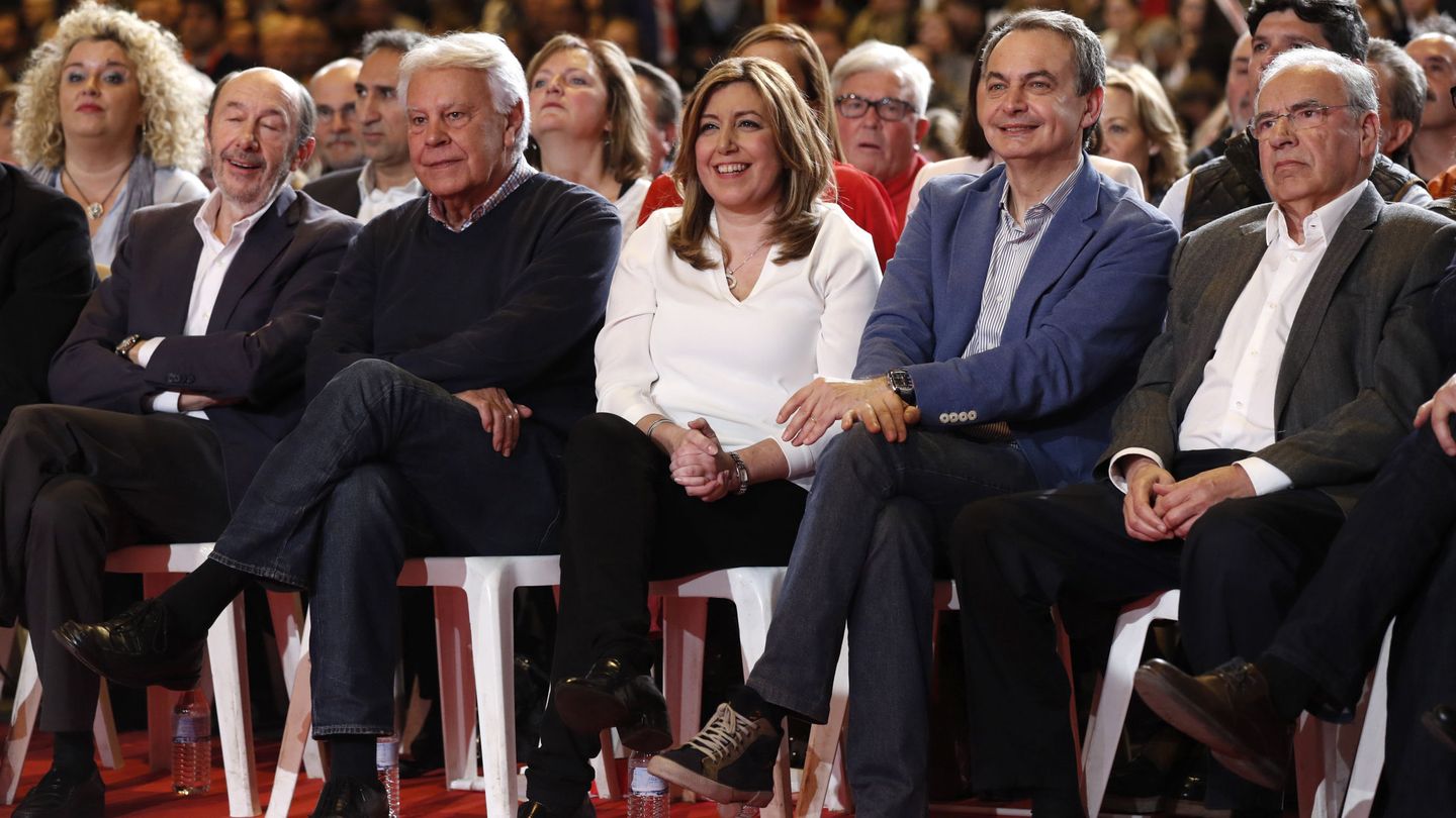 Susana Díaz, con Alfredo Pérez Rubalcaba, Felipe González, José Luis Rodríguez Zapatero y Alfonso Guerra, en el acto de lanzamiento de su campaña, el 26 de marzo de 2017 en Madrid. (EFE)