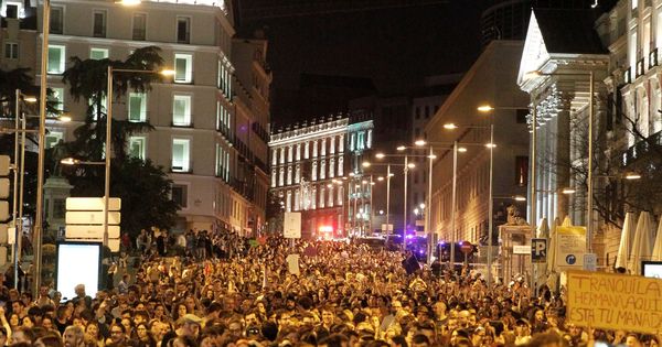 Foto: Concentración en Madrid en apoyo y solidaridad a la víctima de los miembros de La Manada. (EFE)