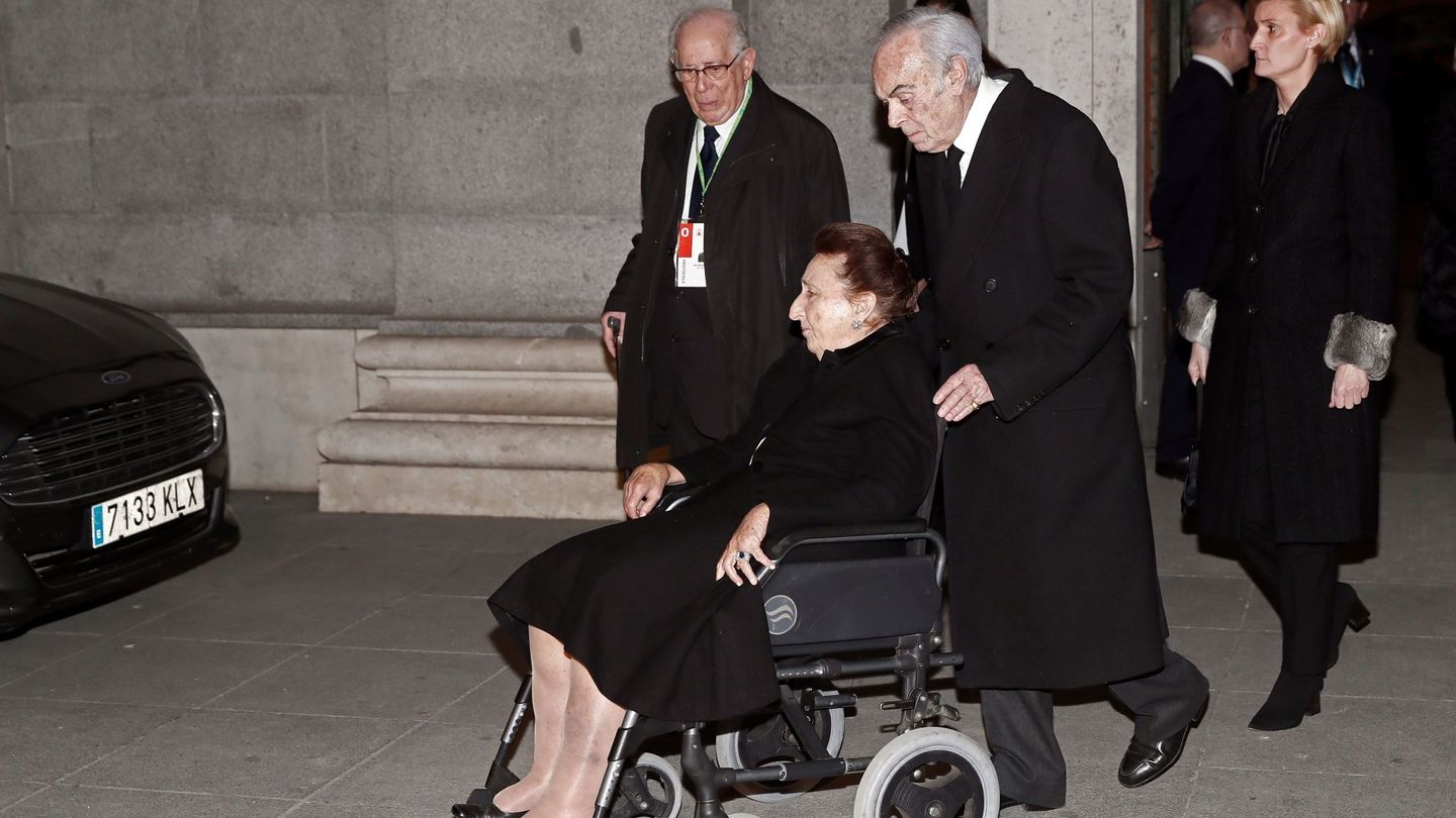 Margarita de Borbón, su marido, Carlos Zurita, y su hija, María Zurita, en el funeral por la infanta Pilar de Borbón. (EFE)