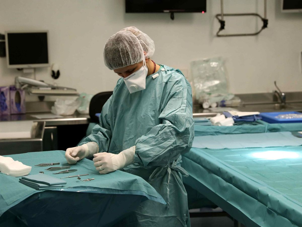 Foto: Una cirujana en la sala de operaciones. (EFE)