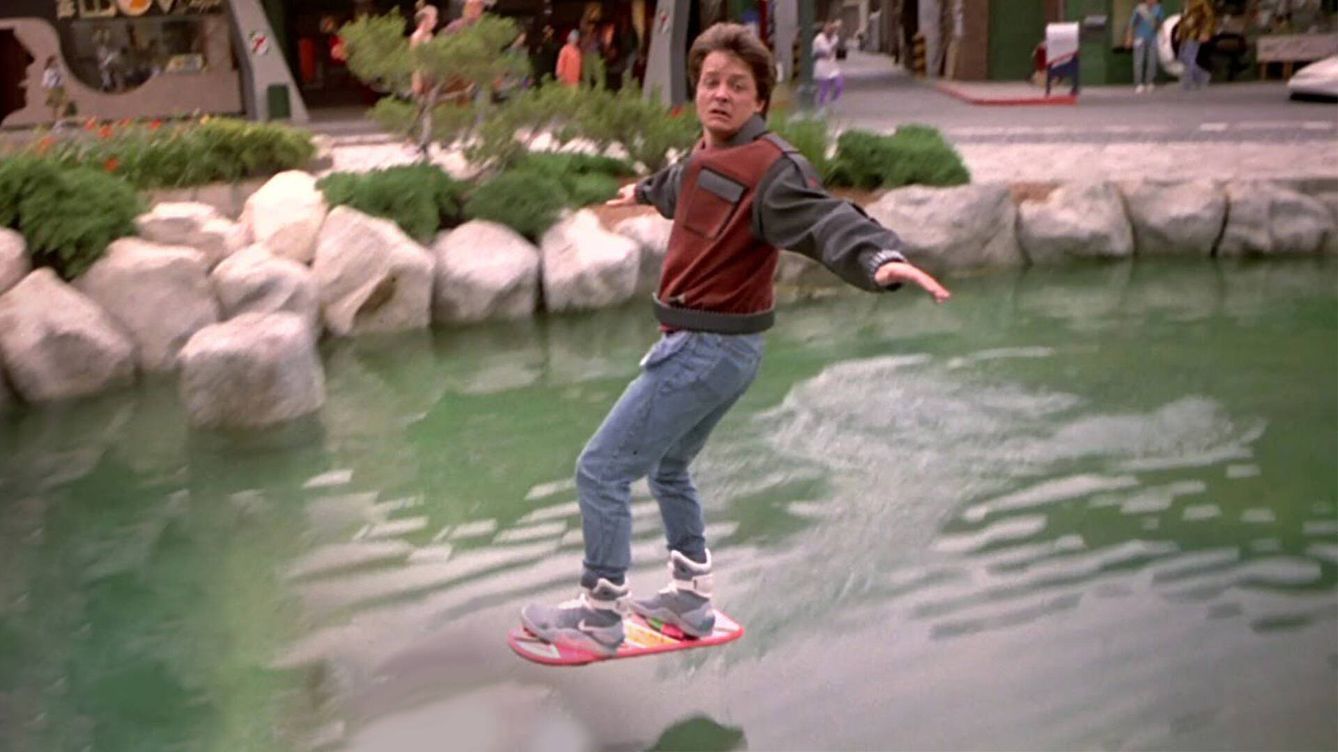 Foto: Imagen de Marty McFly en su patinete volador, una de las promesas de los superconductores. (Universal)