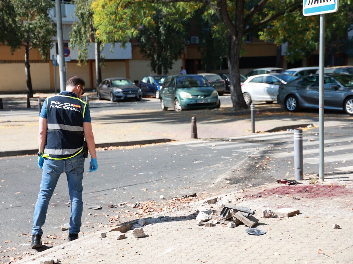 Foto: Un agente de la Policía Nacional, donde se produjo el tiroteo en el barrio de las Tres Mil Viviendas de Sevilla. (Europa Press / Rocío Ruz)
