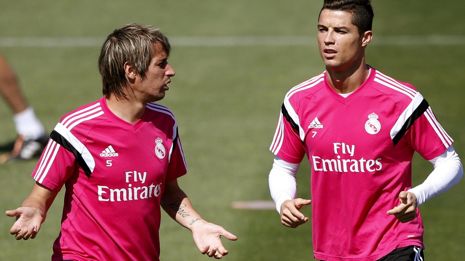 Foto: Fabio Coentrao junto a Cristiano Ronaldo, en un entrenamiento del Real Madrid el pasado septiembre. (EFE)