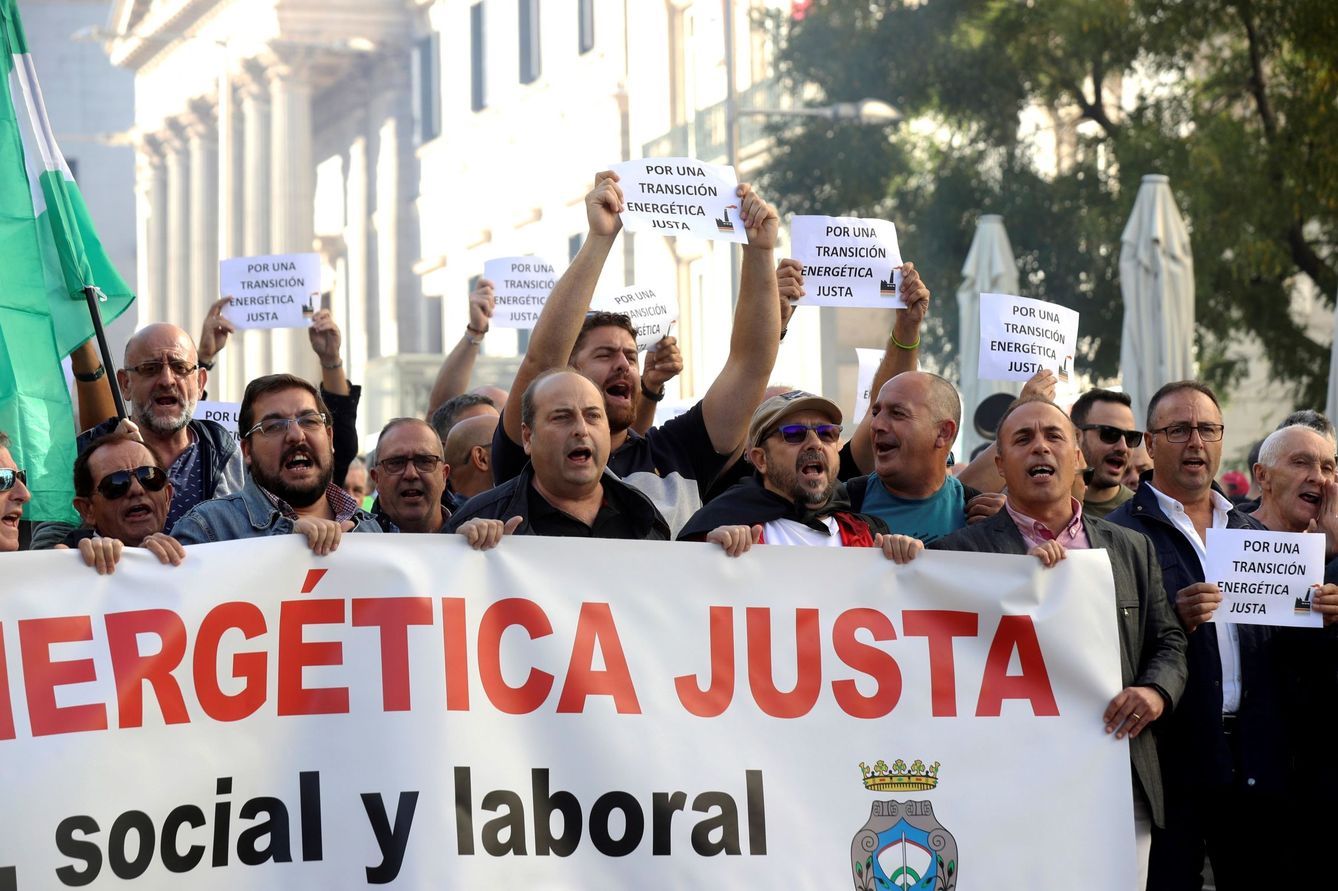 Trabajadores de la central térmica gallega, Endesa As Pontes, se manifiestan en Madrid. (EFE)