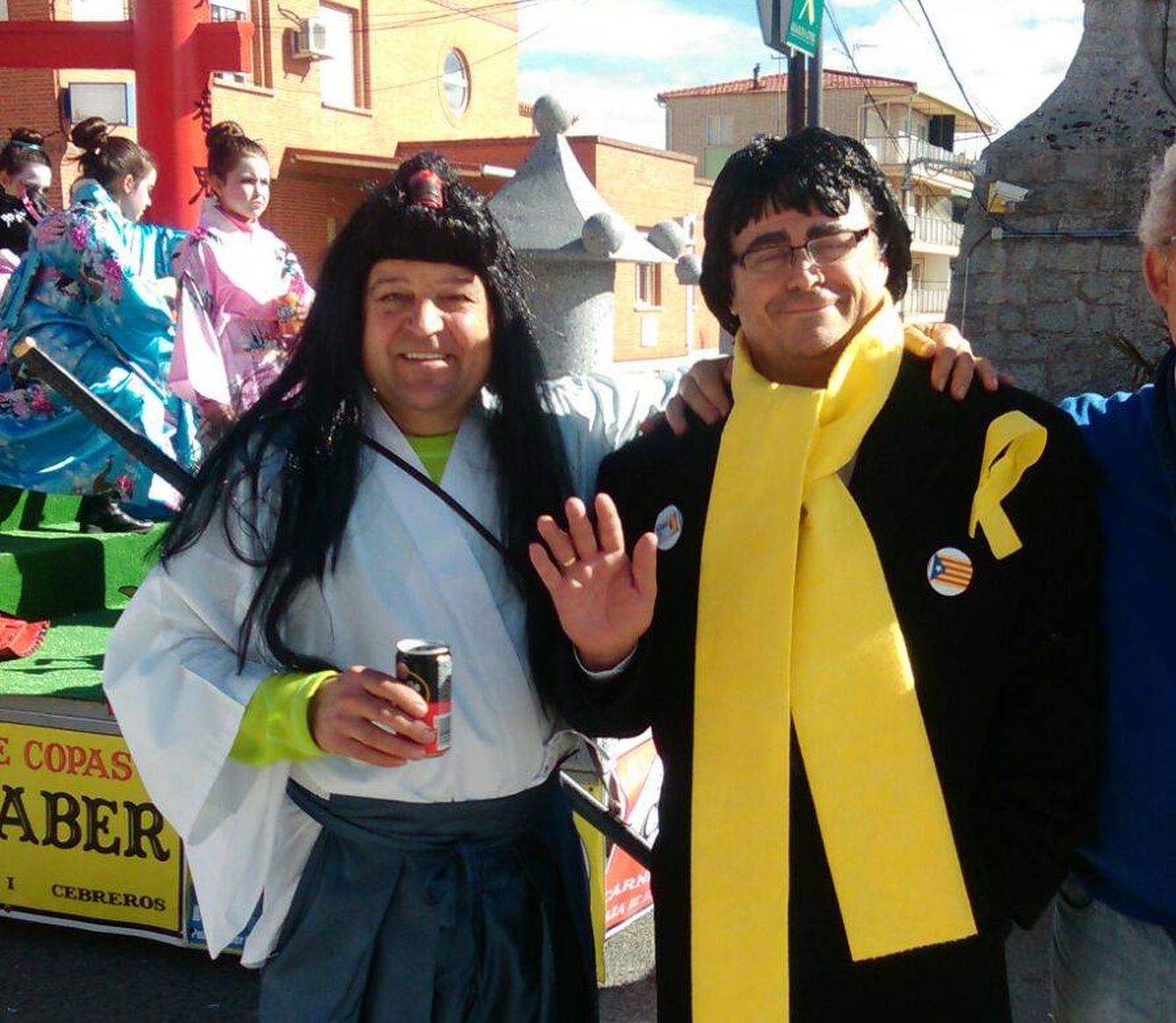 Puigdemont ha sido el disfraz estrella del carnaval. En la imagen, desfile de carrozas en Cebreros (Ávila).