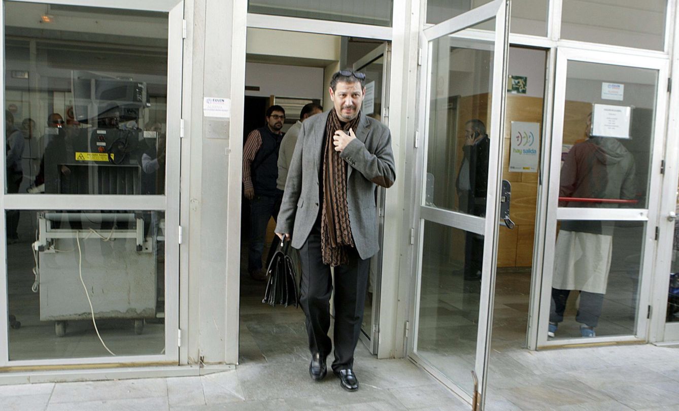 El expresidente de Melilla Mustafá Aberchán sale de una sede judicial. (EFE)