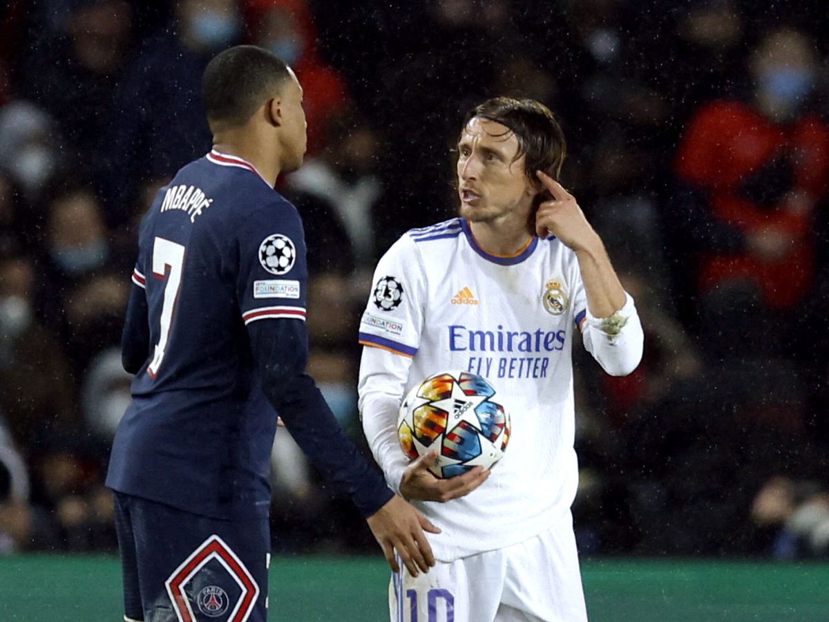 Foto: Luka Modric junto a Mbappé en el partido disputado en el Parque de los Príncipes. (Reuters/Gonzalo Fuentes)