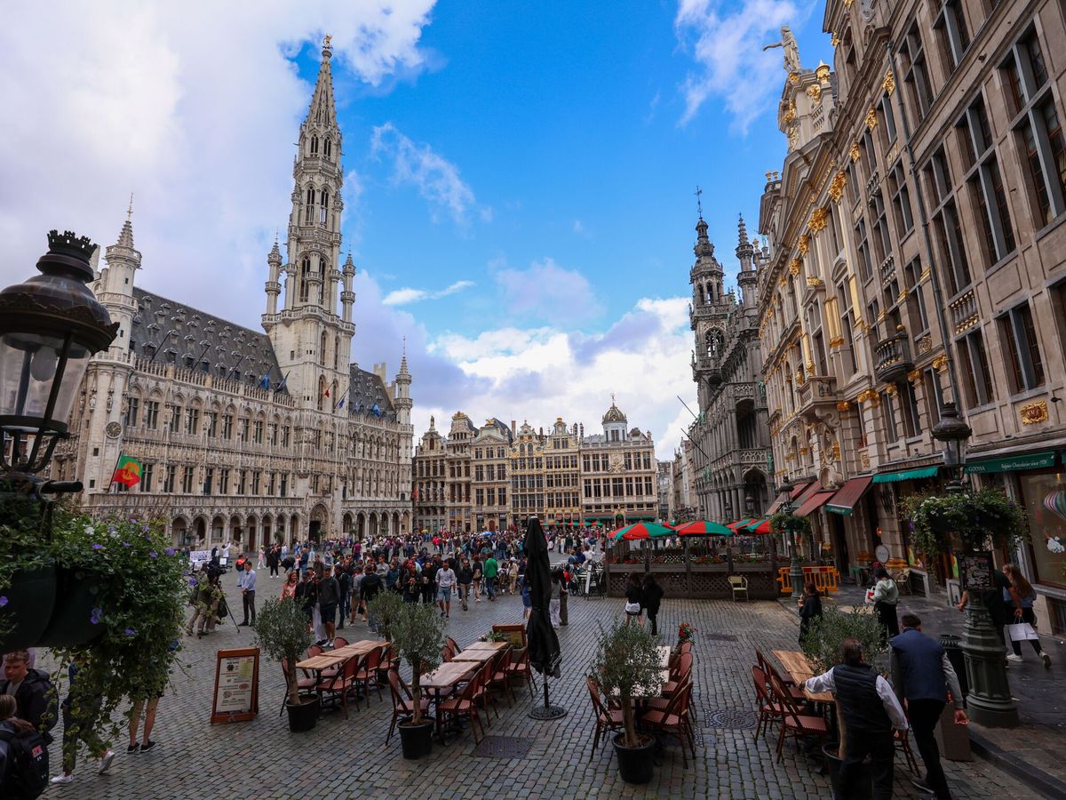 Foto: Turistas visitan la emblemática Grand-Place de Bruselas. (EFE/Olivier Hoslet)