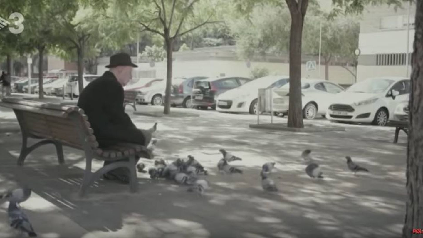 Franco, dando de comer a las palomas. (TV3)