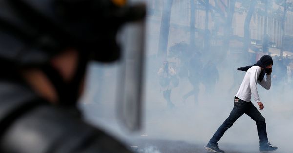 Foto: Disturbios en París durante la manifestación. (Reuters)