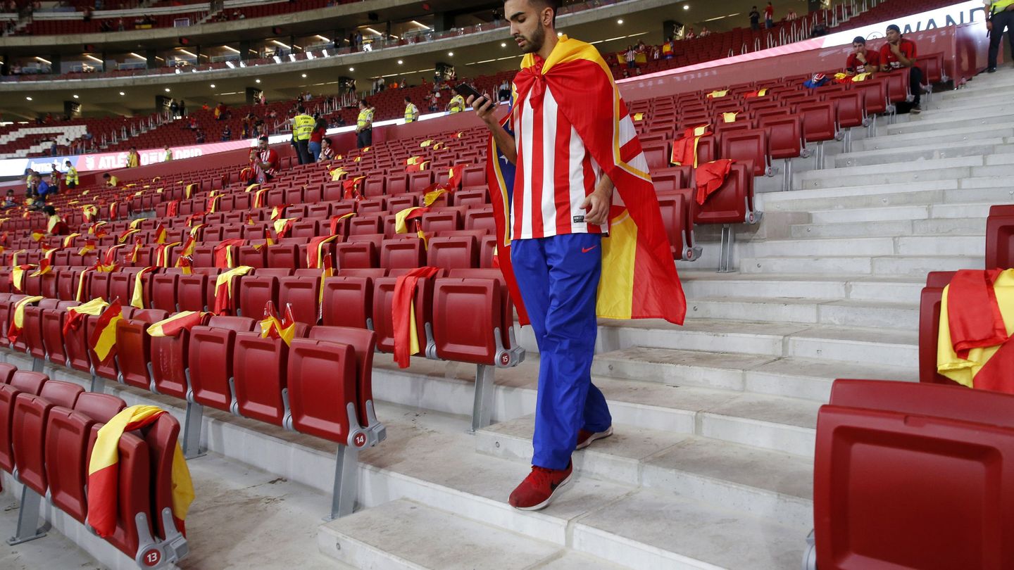 Imagen de banderas españolas colocadas en los asientos de uno de los fondos. (EFE)