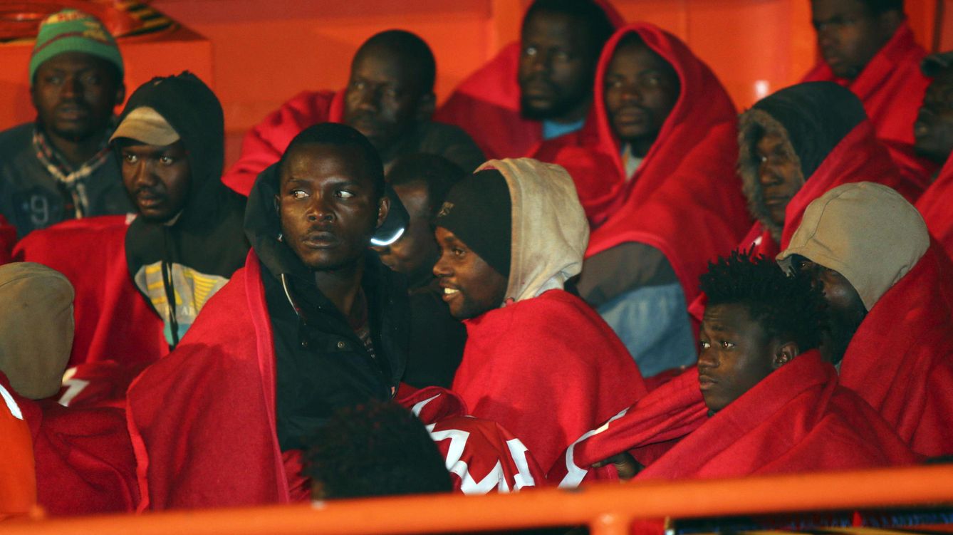 Foto: Varios inmigrantes llegan a las costas de Andalucía y son atendidos por Cruz Roja. (Efe)