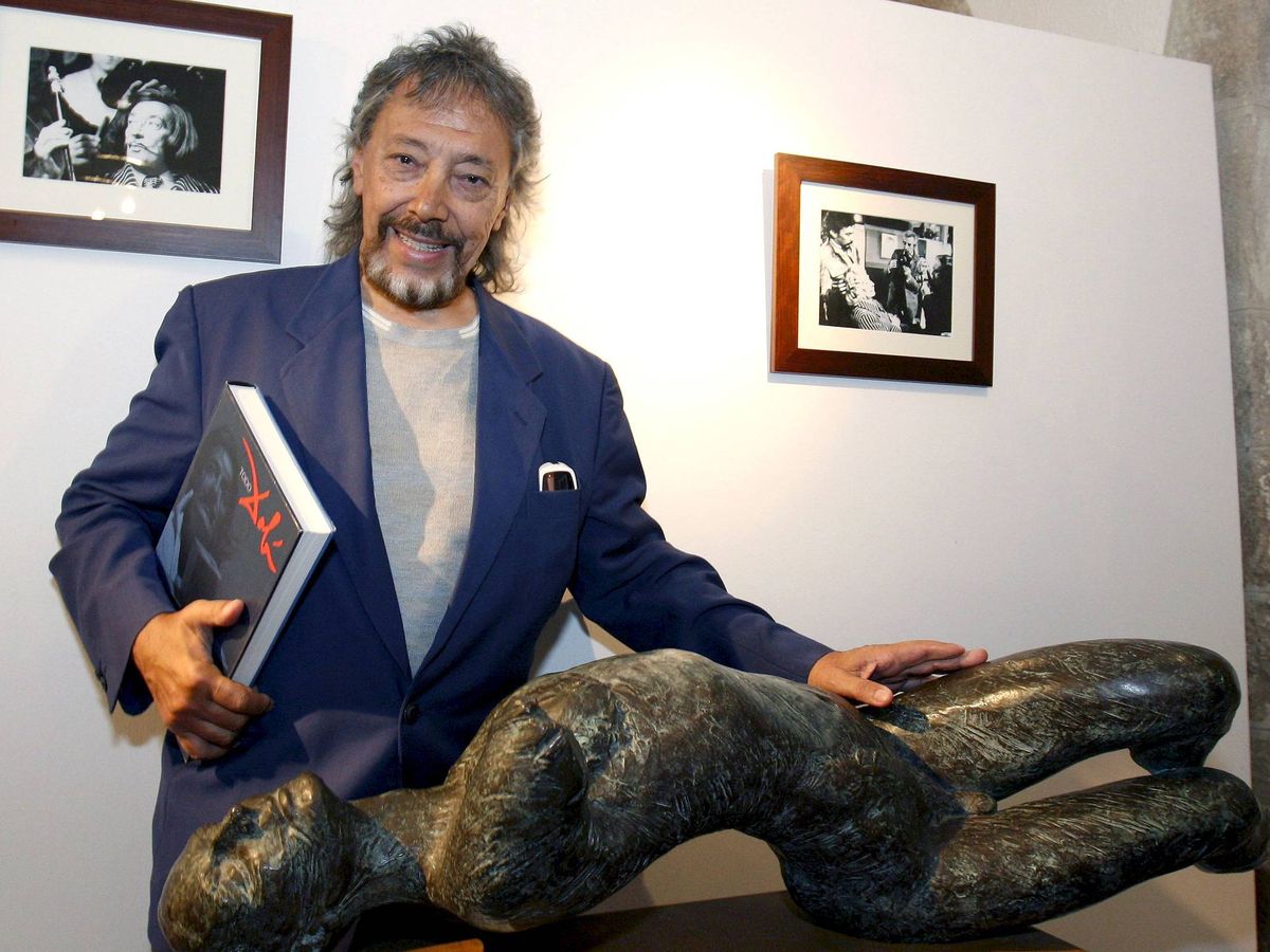 Foto: Lluís Llongueras, en la presentación de su exposición de esculturas 'Serie maldita', inspirada en la obra de Salvador Dalí. (EFE/Toni Garriga)