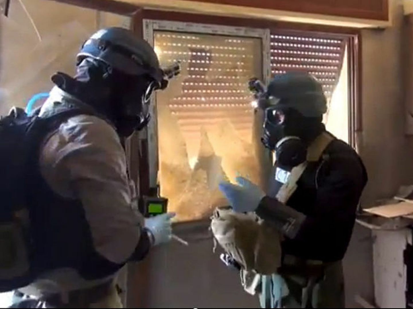 Inspectores de la ONU toman muestras en una vivienda durante las investigaciones en Zamalka, al este de Damasco (Efe).