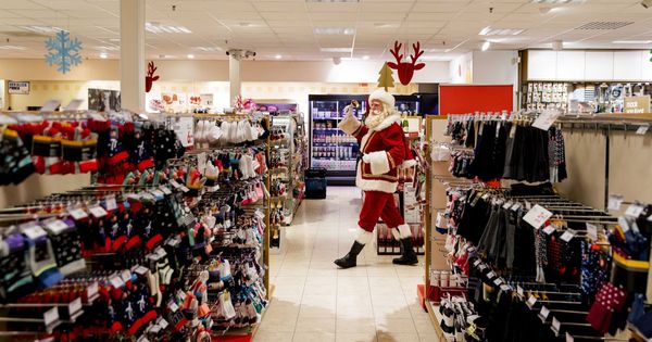 Foto:  Un hombre disfrazado de Papá Noel toca la campana en una tienda. (EFE)